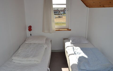 Ester - 2.3Km from the Sea: Madera, Suelo, Piso, Habitación, Cama, Marco De La Cama, Habitación, Lecho, Sábana, Madera Dura