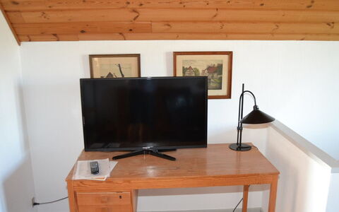 Ester - 2.3Km from the Sea: Mueble, Madera, Piso, Dispositivo Electronico, Suelo, Diseño De Interiores, Televisión, Set De Televisión, Suelos De Madera