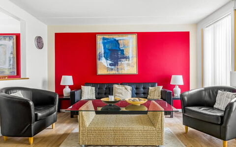 Fotij - 2.3Km from the Sea: Mueble, Diseño De Interiores, Piso, Sofá, Suelo, Pared, Rojo, Habitación, Madera, Sala