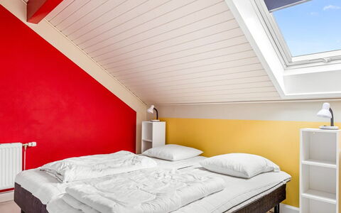 Fotij - 2.3Km from the Sea: Diseño De Interiores, Habitación, Cama, Lecho, Suelo, Techo, Sábana, Piso, Marco De La Cama, Casa