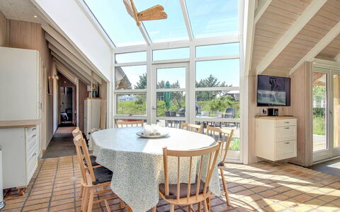 Annalise - 1Km from the Sea: Casa, Techo, Casa, Cabaña, Arbusto, Cobertura Del Suelo, Inmuebles, Casa De Campo, Vía Muerta, Edificios Del Jardín