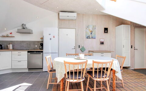 Annalise - 1Km from the Sea: Casa, Techo, Casa, Cabaña, Arbusto, Cobertura Del Suelo, Inmuebles, Casa De Campo, Vía Muerta, Edificios Del Jardín