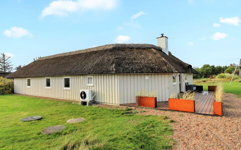 Annalise - 1Km from the Sea: Casa, Techo, Casa, Cabaña, Arbusto, Cobertura Del Suelo, Inmuebles, Casa De Campo, Vía Muerta, Edificios Del Jardín