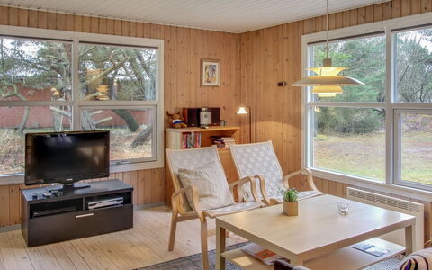 Dika - 1Km from the Sea: Mueble, Diseño De Interiores, Piso, Suelo, Madera, Techo, Habitación, Silla, Suelos De Madera, Mesa
