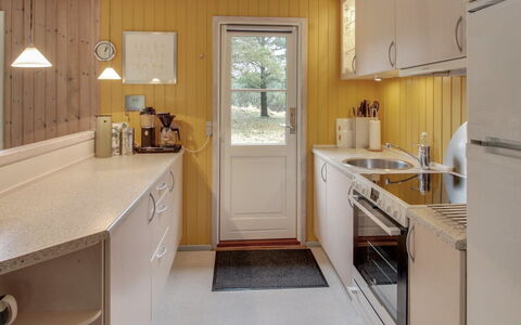 Dika - 1Km from the Sea: Piso, Madera, Mostrador, Diseño De Interiores, Cocina, Suelo, Aparato De Cocina, Electrodoméstico, Lavabo, Arreglo De Tubería