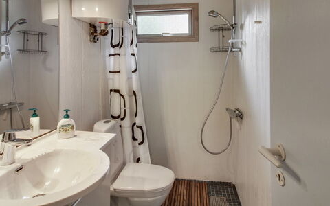 Dika - 1Km from the Sea: Baño, Arreglo De Tubería, Lavabo Del Baño, Asiento Del Baño, Diseño De Interiores, Lavabo, Baño, Piso, Suelo, Grifo