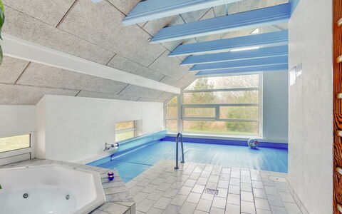 Swening - 2.1Km from the Sea: Techo, Recurso, La Luz Del Día, Diseño, Hotel, Ático, Haz, Ático, Piscina