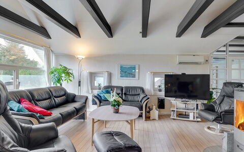 Swening - 2.1Km from the Sea: Mueble, Diseño De Interiores, Sofá, Techo, Piso, Sala, Suelo, Habitación, Mesa, Silla