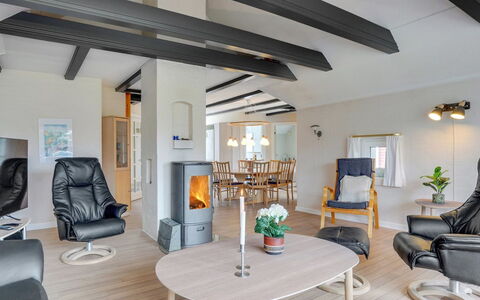 Swening - 2.1Km from the Sea: Mueble, Diseño De Interiores, Piso, Madera, Techo, Suelo, Silla, Sala, Mesa, Encendiendo
