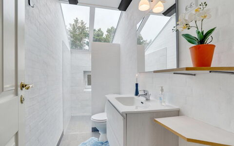 Swening - 2.1Km from the Sea: Piso, Diseño De Interiores, Pared, Arreglo De Tubería, Suelo, Baño, Lavabo, Mueble De Baño, Grifo, Lavabo Del Baño
