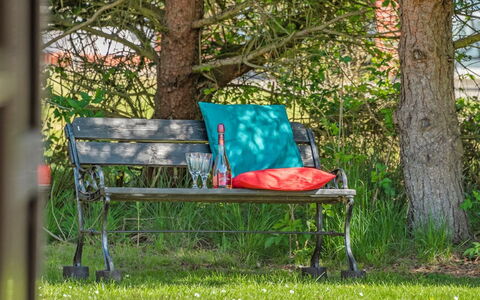 Swening - 2.1Km from the Sea: Mueble, Banco Al Aire Libre, Verde, Mueble Para Exteriores, Banco, Jardín, Ocio, Silla, Parque