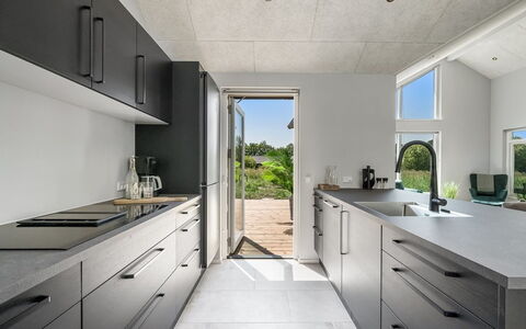 Måns - 500M to the Fjord: Cocina, Mostrador, Piso, Aparato De Cocina, Diseño De Interiores, Mueble, Gabinetes, Suelo, Electrodoméstico, Electrodoméstico