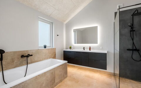 Måns - 500M to the Fjord: Pared, Piso, Arreglo De Tubería, Baño, Suelo, Diseño De Interiores, Grifo, Techo, Plomería, Mueble De Baño