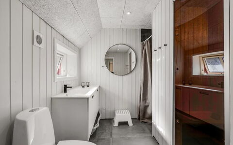 Giesela - 975M from the Sea: Madera, Arreglo De Tubería, Piso, Suelo, Lavabo, Techo, Diseño De Interiores, Grifo, Baño, Lámpara
