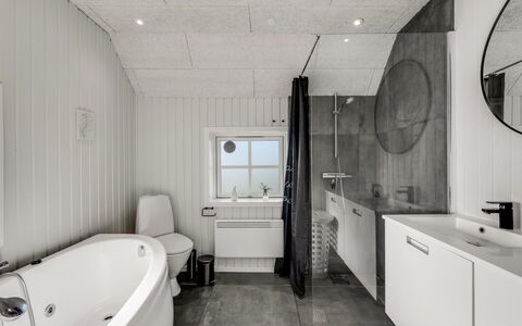 Giesela - 975M from the Sea: Arreglo De Tubería, Baño, Piso, Suelo, Lavabo, Techo, Grifo, Diseño De Interiores, Plomería, Lavabo Del Baño