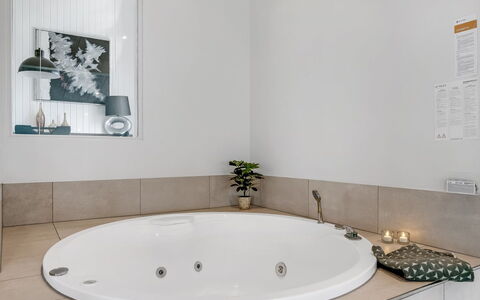 Saku - 495M to the Fjord: Arreglo De Tubería, Diseño De Interiores, Baño, Bañera, Piso, Suelo, Techo, Plomería, Grifo, Habitación