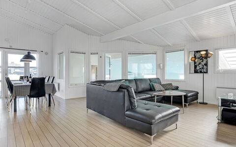Saku - 495M to the Fjord: Suelos De Madera, Piso, Suelo, Madera, Techo, Diseño De Interiores, Suelo Laminado, Sala, Madera Dura, Sofá