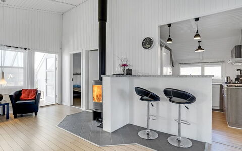 Saku - 495M to the Fjord: Piso, Diseño De Interiores, Suelo, Techo, Mueble, Suelos De Madera, Encendiendo, Habitación, Electrodoméstico, Cocina