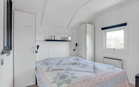 Saku - 495M to the Fjord: Madera, Habitación, Techo, Casa, Cama, Suelo, Sábana, Lecho, Marco De La Cama, Madera Dura