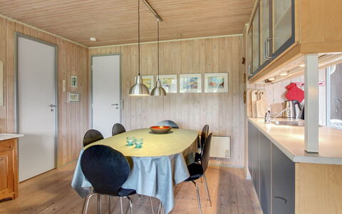 Thurgot - 720M to the Fjord: Diseño De Interiores, Madera, Piso, Techo, Mueble, Suelo, Cocina, Cocina Y Comedor Mesa, Lámpara, Habitación