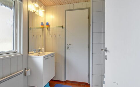 Thurgot - 720M to the Fjord: Pared, Piso, Arreglo De Tubería, Madera, Suelo, Diseño De Interiores, Lavabo, Baño, Lavabo Del Baño, Plomería