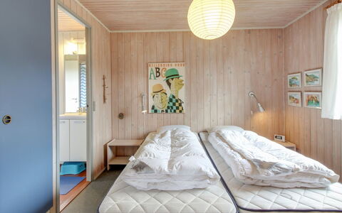 Thurgot - 720M to the Fjord: Mueble, Diseño De Interiores, Habitación, Cama, Piso, Madera, Suelo, Techo, Textil, Habitación