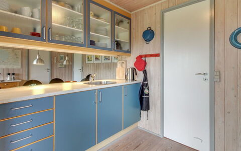 Thurgot - 720M to the Fjord: Madera, Diseño De Interiores, Piso, Techo, Cocina, Suelo, Mostrador, Encendiendo, Mueble, Gabinetes
