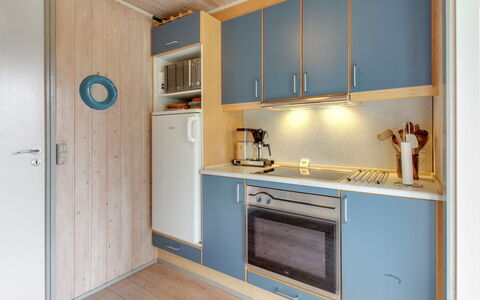 Thurgot - 720M to the Fjord: Madera, Diseño De Interiores, Mostrador, Piso, Suelo, Cocina, Mueble, Lavabo, Habitación, Gabinetes
