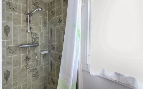 Annelotte - from the Sea: Baño, Cortina De La Ducha, Arreglo De Tubería, Diseño De Interiores, Piso, Suelo, Ducha, Cortina, Plomería, Loseta