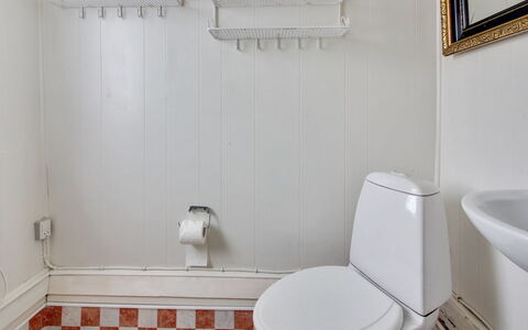 Annelotte - from the Sea: Asiento Del Baño, Baño, Arreglo De Tubería, Piso, Baño, Suelo, Diseño De Interiores, Lavabo, Lavabo Del Baño, Loseta