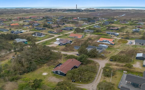 Andrie - 800M from the Sea: Arbusto, Diseño Urbano, Cobertura Del Suelo, Ladrillo, Departamento, Inmuebles, Enladrillado, Balcón, Paisajismo