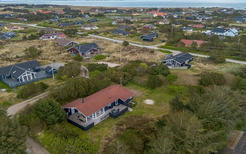 Andrie - 800M from the Sea: Arbusto, Diseño Urbano, Cobertura Del Suelo, Ladrillo, Departamento, Inmuebles, Enladrillado, Balcón, Paisajismo