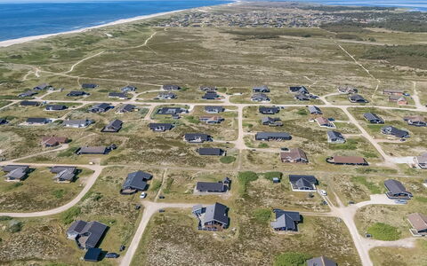 Henning - from the Sea: Cabaña, Casa, Casa, Techo, Porche, Inmuebles, Vía Muerta, Edificios Del Jardín, Casa De Campo, Yarda