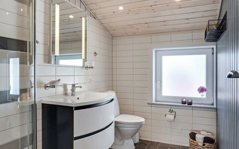 Henning - from the Sea: Arreglo De Tubería, Madera, Piso, Baño, Diseño De Interiores, Lavabo, Suelo, Plomería, Baño, Grifo