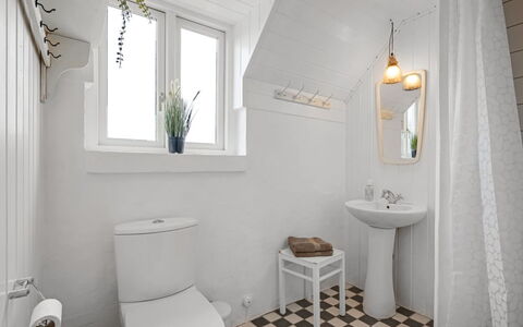 Annielle - from the Sea: Baño, Arreglo De Tubería, Pared, Piso, Suelo, Baño, Asiento Del Baño, Blanco, Diseño De Interiores, Lavabo