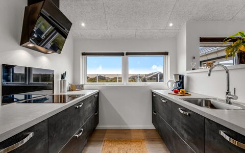 Tola - 450M from the Sea: Cocina, Mostrador, Techo, Piso, Electrodoméstico, Aparato De Cocina, Diseño De Interiores, Electrodoméstico, Gabinetes, Suelo