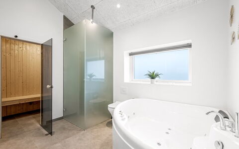Tola - 450M from the Sea: Arreglo De Tubería, Baño, Piso, Diseño De Interiores, Techo, Suelo, Bañera, Encendiendo, Plomería, Grifo