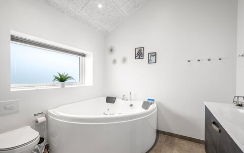 Tola - 450M from the Sea: Arreglo De Tubería, Baño, Bañera, Diseño De Interiores, Piso, Techo, Suelo, Grifo, Plomería, Encendiendo