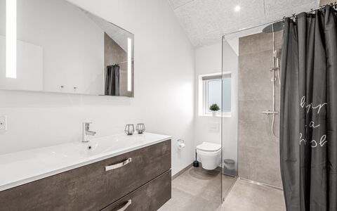 Tola - 450M from the Sea: Piso, Suelo, Arreglo De Tubería, Diseño De Interiores, Mueble De Baño, Plomería, Baño, Techo, Grifo, Espejo