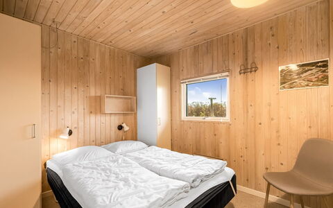 Odmar - 300M from the Sea: Madera, Diseño De Interiores, Habitación, Piso, Suelo, Techo, Cama, Habitación, Sábana, Lecho