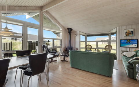 Suometar - 400M from the Sea: Casa, Puerta, Techo, Departamento, Madera Dura, Diseño, Sombra, La Luz Del Día, Porche