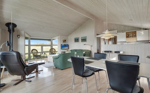 Suometar - 400M from the Sea: Diseño De Interiores, Techo, Piso, Mueble, Suelo, Sofá, Lámpara, Sala, Habitación, Casa