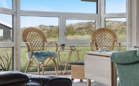 Suometar - 400M from the Sea: Mueble, Madera, Diseño De Interiores, Silla, Suelo, Piso, Habitación, Vaso, Mimbre, Sala