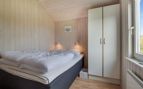 Suometar - 400M from the Sea: Habitación, Cama, Madera, Sábana, Diseño De Interiores, Suelo, Lecho, Techo, Piso, Marco De La Cama