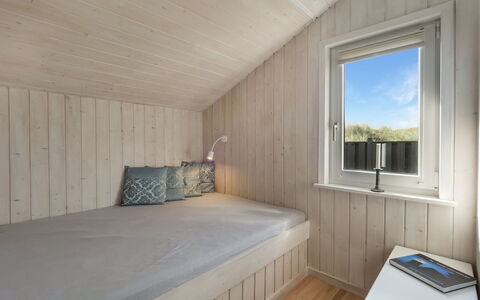 Suometar - 400M from the Sea: Piso, Suelo, Pared, Madera, Diseño De Interiores, Techo, Habitación, Mueble, Habitación, Cama