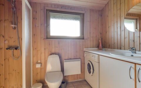 Suometar - 400M from the Sea: Piso, Arreglo De Tubería, Pared, Suelo, Madera, Lavabo, Diseño De Interiores, Lavabo Del Baño, Baño, Techo