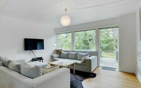 Flor - 900M from the Sea: Mueble, Diseño De Interiores, Piso, Sofá, Suelo, Pared, Techo, Sala, Madera, Habitación