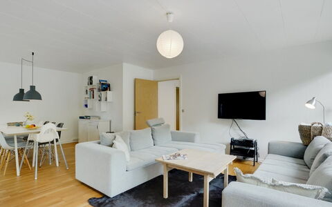 Flor - 900M from the Sea: Mueble, Diseño De Interiores, Piso, Pared, Suelo, Sofá, Techo, Madera, Sala, Lámpara