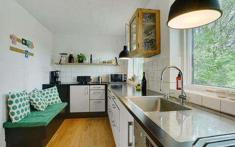 Flor - 900M from the Sea: Cocina, Mostrador, Aparato De Cocina, Diseño De Interiores, Mueble, Piso, Madera, Techo, Electrodoméstico, Suelo