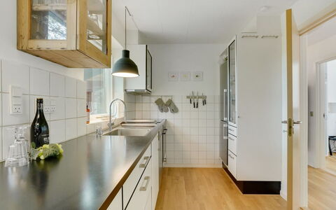Flor - 900M from the Sea: Cocina, Mostrador, Piso, Diseño De Interiores, Madera, Gabinetes, Techo, Lámpara, Suelo, Mueble
